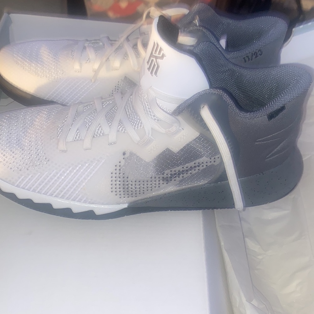 Kyrie flytrap V 7y (gs) Big kids grey and white